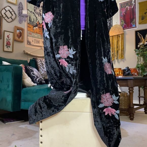 Billy T Velvet robe, duster, embroidered, floral, floral embroidery - Picture 5 of 14